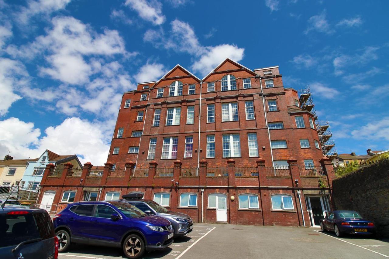 St Thomas Loft Views By Ssw - 2Br, Parking, Sleeps 4, Easy Access To City Centre, Marina, Beach And M4 Swansea Bagian luar foto