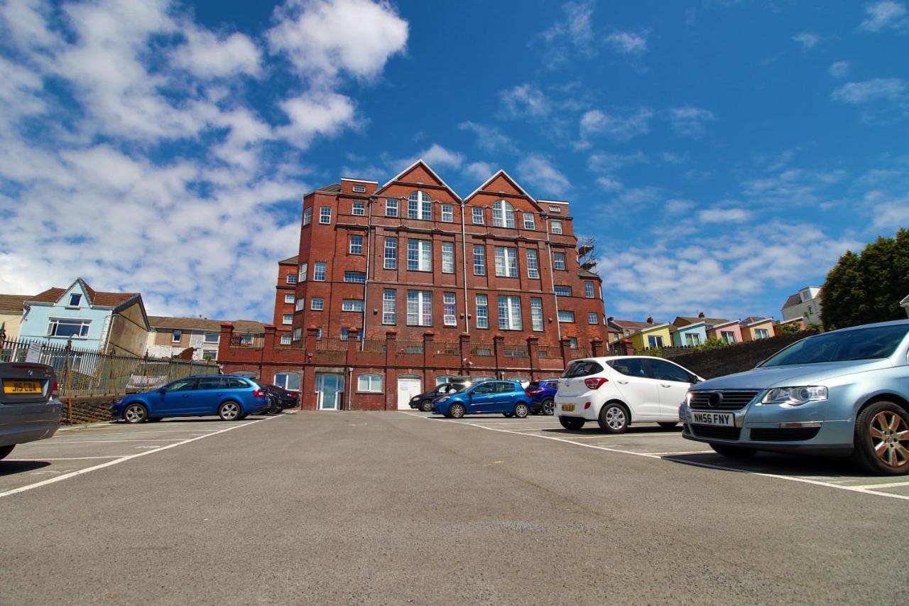 St Thomas Loft Views By Ssw - 2Br, Parking, Sleeps 4, Easy Access To City Centre, Marina, Beach And M4 Swansea Bagian luar foto